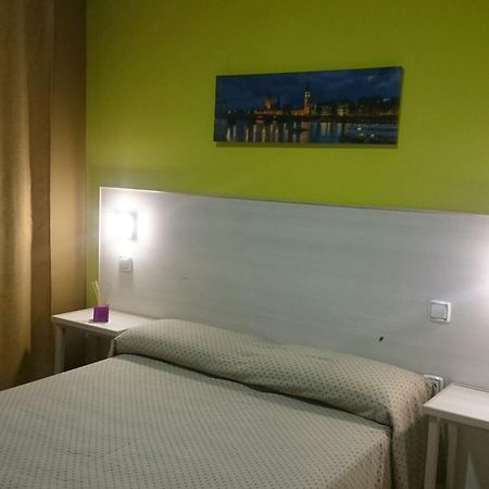 Hostal Ds Velilla de San Antonio Exterior photo